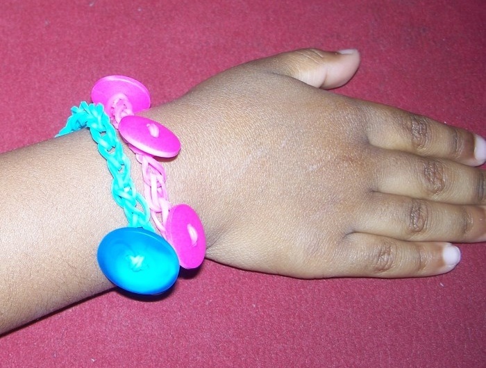 Loombands: Kreative Armbänder aus bunten Gummiringen