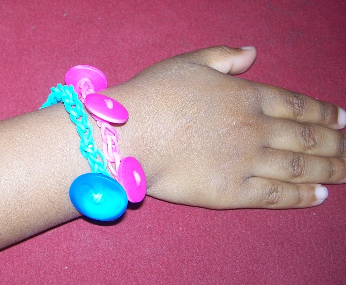 Loombands: Kreative Armbänder aus bunten Gummiringen