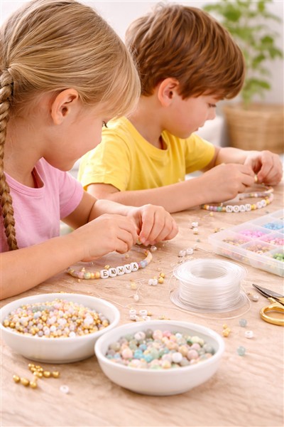 Perlenarmbänder mit Namen basteln